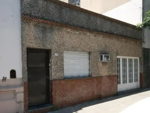 LACARRA 192: PH contrafrente de 2amb. + pequeño patio