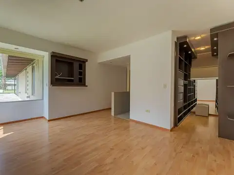 Casa 6 ambientes con 2 baños