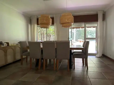 Casa en Alquiler con 2 cocheras