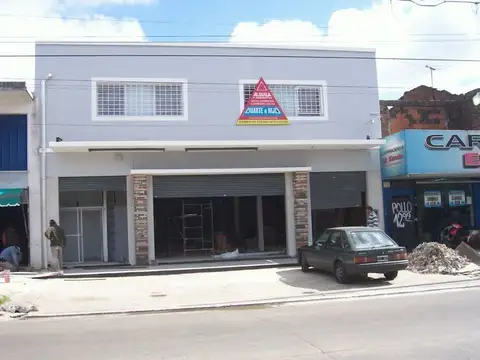 Unico local en 2 plantas sobre Av. San Martin - 700m2 cub.