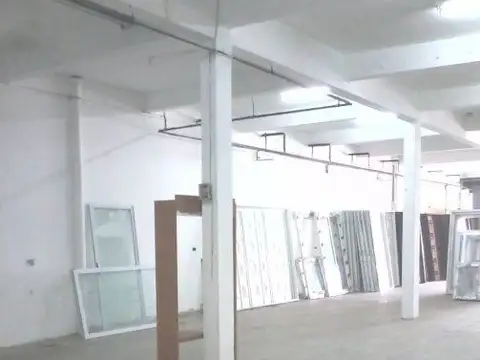 Unico local en 2 plantas sobre Av. San Martin - 700m2 cub.