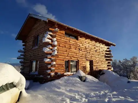 CASA EN LOTEO LAGO HUECHULAUFQUEN DOS DORMITORIOS CON INCREIBLES VISTAS AL VOLCAN LANÍN