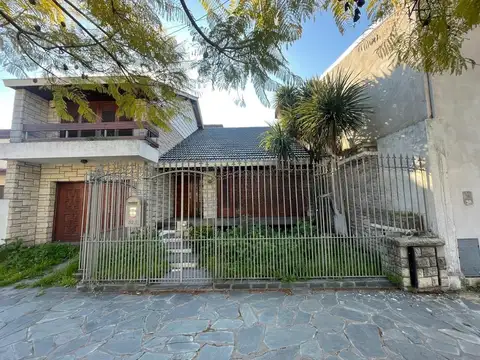 Venta Casa 5 ambientes en Remedios de Escalada con cochera y patio