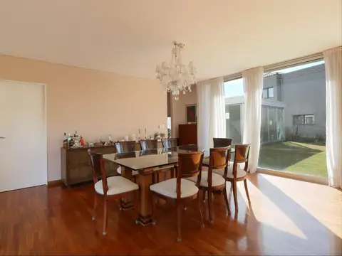 Casa en Venta con 6 cocheras