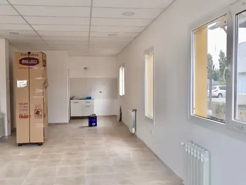 Local comercial de aprox 42 m2 cubiertos con baño.