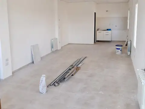 Local comercial de aprox 42 m2 cubiertos con baño.