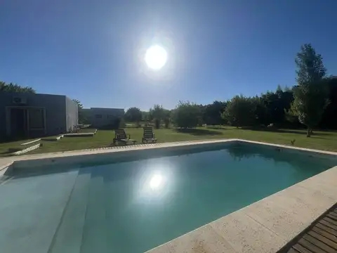 Casa en Alquiler con 2 cocheras