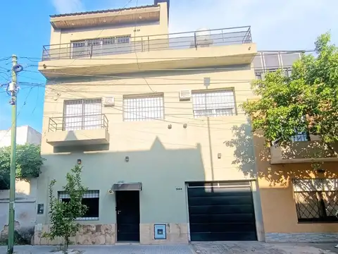 PH tipo casa Liniers entrada independiente al frente, garaje, patio, terraza 3 niveles. Sin expensas