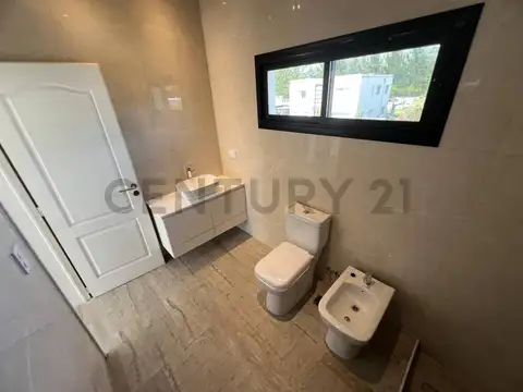 Casa 5 ambientes con 3 baños