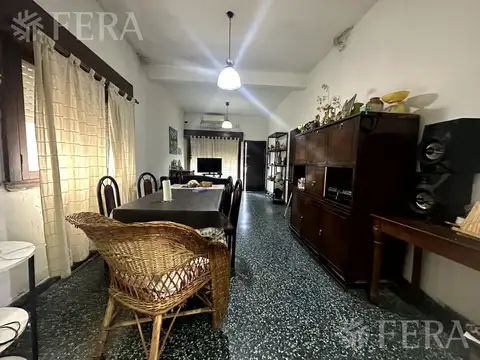 Venta de casa con cochera y terraza en Wilde