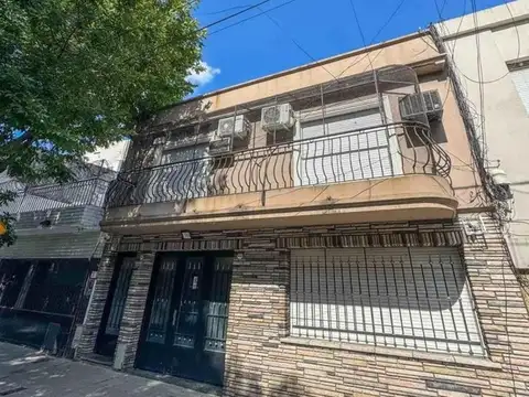 PH en venta - 5 Dormitorios 2 Baños - Parque Avellaneda