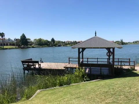 Casa 9 ambientes con 5 baños