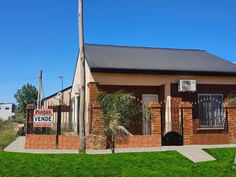 Casa sobre calle Buenos Aires, esquina Sourigues. SAN JOSE.