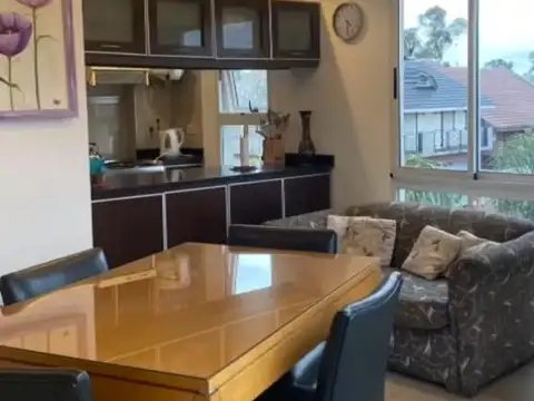 Departamento de 3 ambientes al frente excelente construcción y estado .EDIFICIO CON SUM Y PARRILLA