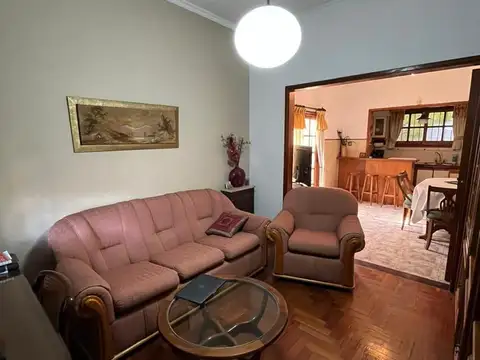 IMPECABLE CASA CON FONDO Y QUINCHO