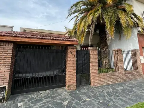 IMPECABLE CASA CON FONDO Y QUINCHO