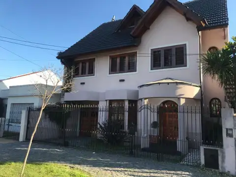 CASA DE 5 AMBIENTES EN EXCELENTE ESTADO BANFIELD