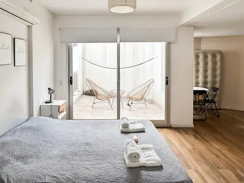 Monoambiente luminoso en Palermo con patio y pileta