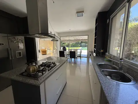 Casa en Alquiler con 1 cochera