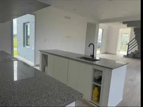 Casa 5 ambientes con 3 baños