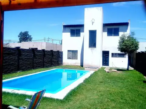 VENTA de CASA 5 ambientes con quicho y pileta. (Apta crédito hipotecario)