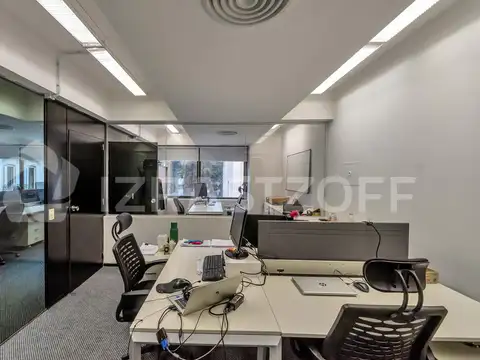 Oficina 2 ambientes con 4 baños