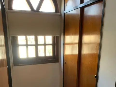 CHALET 4 AMBIENTES CON PATIO, PARQUE, PISCINA Y COCHERA. SUP. 230 M2 CUB. SOBRE LOTE 330 M2.