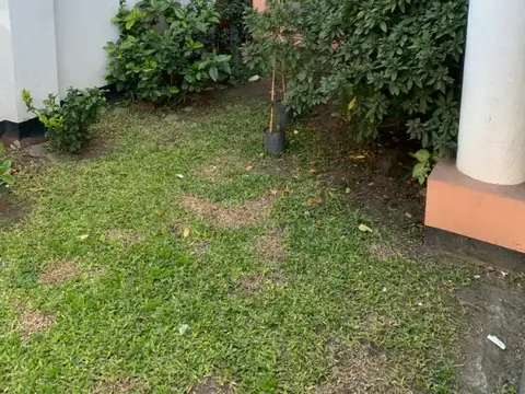 CHALET 4 AMBIENTES CON PATIO, PARQUE, PISCINA Y COCHERA. SUP. 230 M2 CUB. SOBRE LOTE 330 M2.