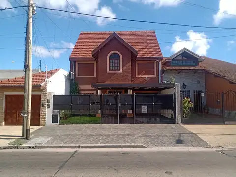 CHALET 4 AMBIENTES CON PATIO, PARQUE, PISCINA Y COCHERA. SUP. 230 M2 CUB. SOBRE LOTE 330 M2.