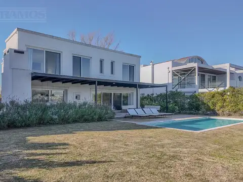 Casa 7 ambientes con 5 baños