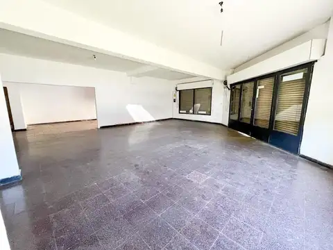 Barcelona al 4500 (Av. Uriburu/Bv. Oroño)