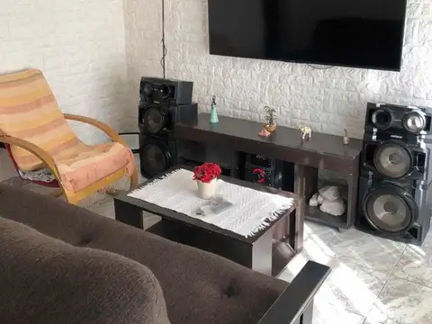 Casa 6 ambientes con 2 baños