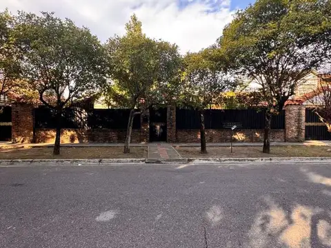 VENTA CASA 5 AMBIENTES JARDIN PILETA TERRENO 1.395