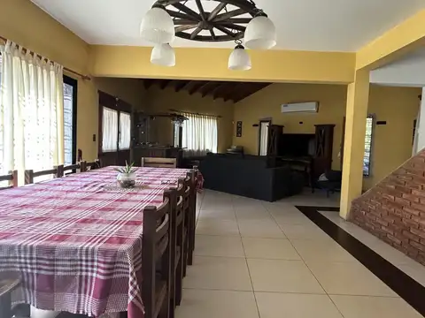 Casa en Venta con 2 cocheras