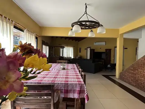 Casa 4 ambientes con 5 baños