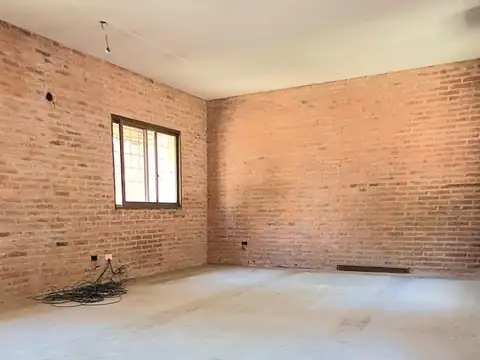 Amplio Edificio de Oficinas y Locales en el centro de Victoria