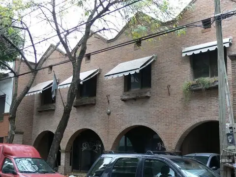 Amplio Edificio de Oficinas y Locales en el centro de Victoria