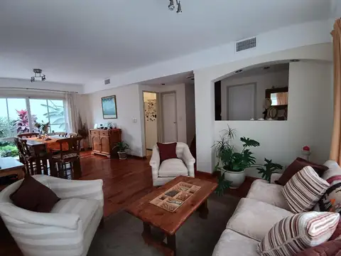 Casa en barrio privado en Villa del Parque con Seguridad 24 hs