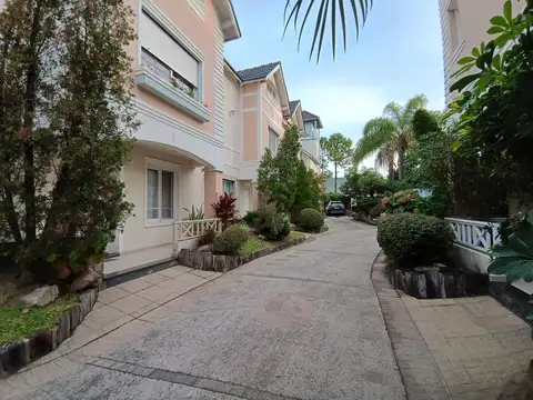 Casa en barrio privado en Villa del Parque con Seguridad 24 hs