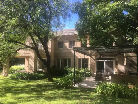 Casa en Venta con 4 cocheras