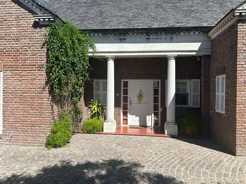 Bernal sobre dos lotes, con garage y pileta