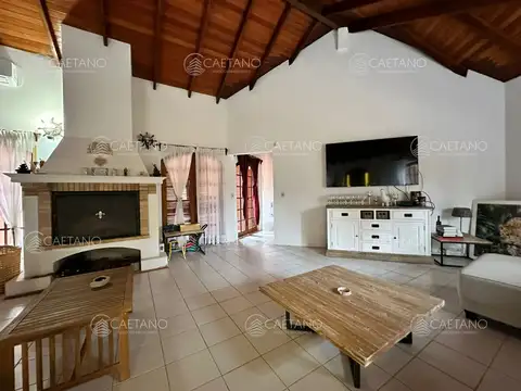 Vende casa de 4 dormitorios con piscina y gran parque en Golf, Punta del Este