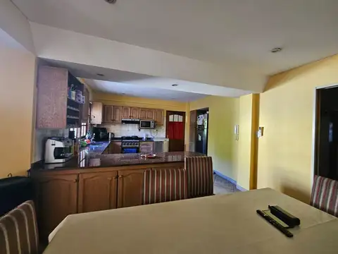 VENTA CASA-6 AMBIENTES-CASTELAR NORTE