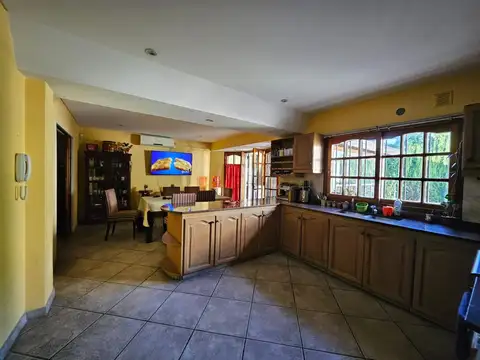 VENTA CASA-6 AMBIENTES-CASTELAR NORTE