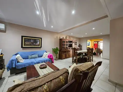 Casa en Venta con 2 cocheras