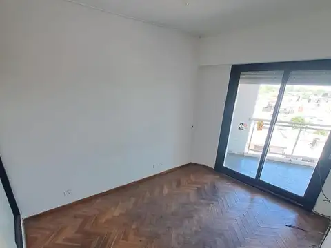 Amplio, 2 dormitorios, 2 baños, sobre Av. Alberdi, Arroyito