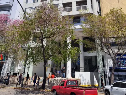 Amplio, 2 dormitorios, 2 baños, sobre Av. Alberdi, Arroyito