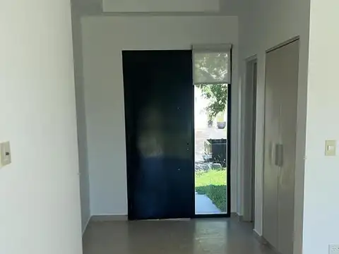 Casa en Alquiler con 2 cocheras