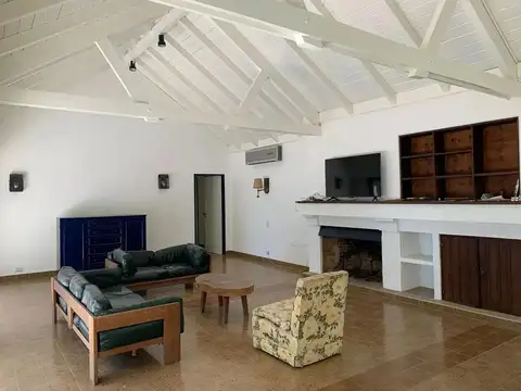 Casa 6 ambientes con 3 baños