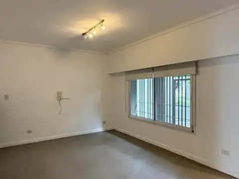 Casa 4 ambientes en venta con jardín y pileta en Castelar Norte